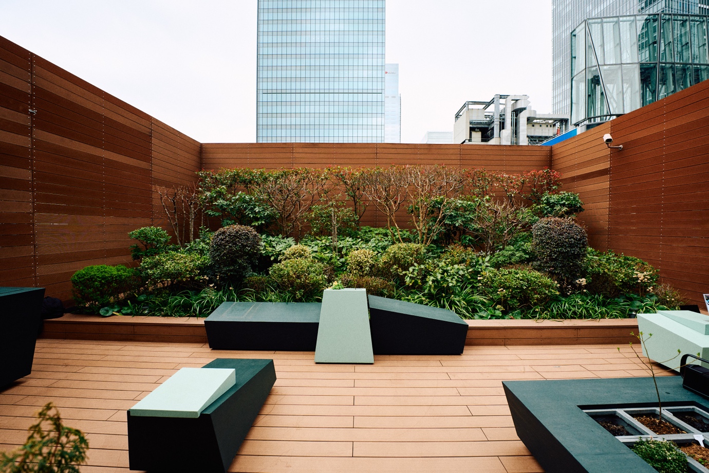 【2026年3月19日～】八重洲ビル屋上庭園が、リジェネラティブな場へとリニューアルオープン——「1% For Rest」でオフィスワーカーの“リフレッシュ”を目指す